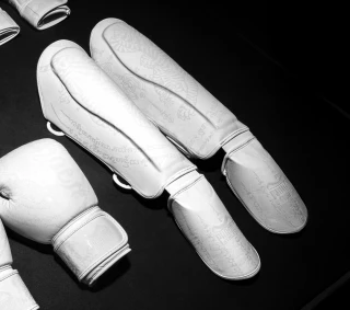 PHANTOM Chrániče holení muay thai - bílé