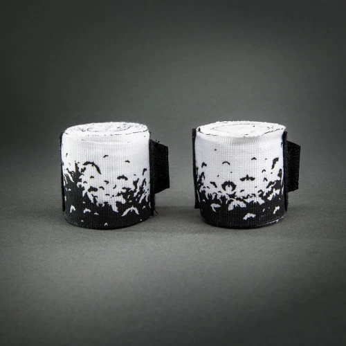 Boxerské bandáže Bats Night značky VENUM﻿ 2,5 m - černo/bílé